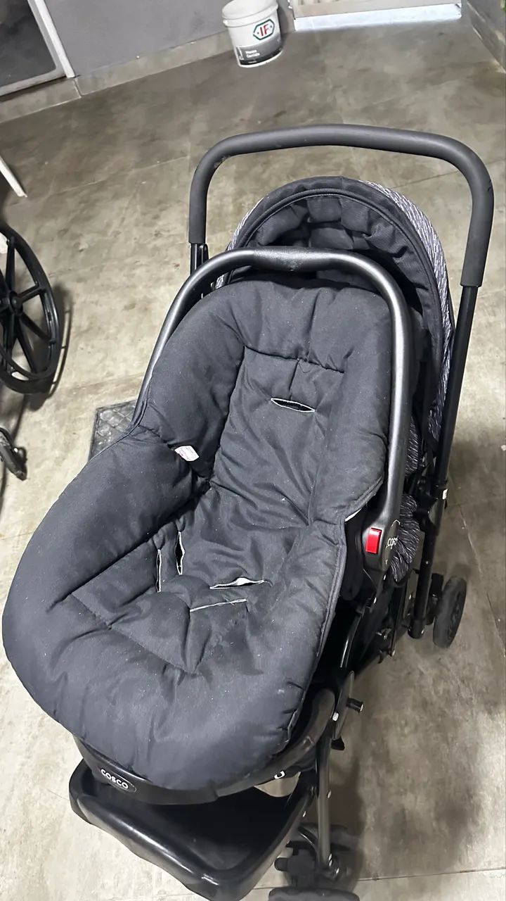 Carrinho de bebê Cosco com bebê conforto