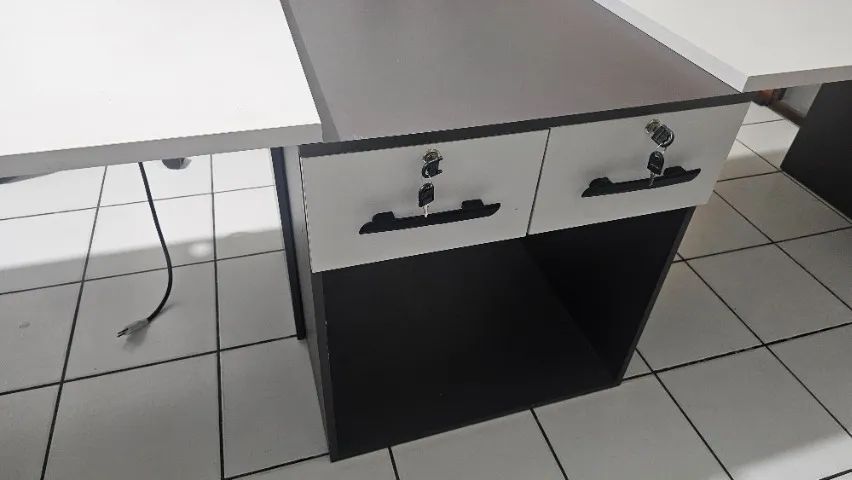 Conjunto modular de escritório para 2 estações com gaveteiro central - Foto 3