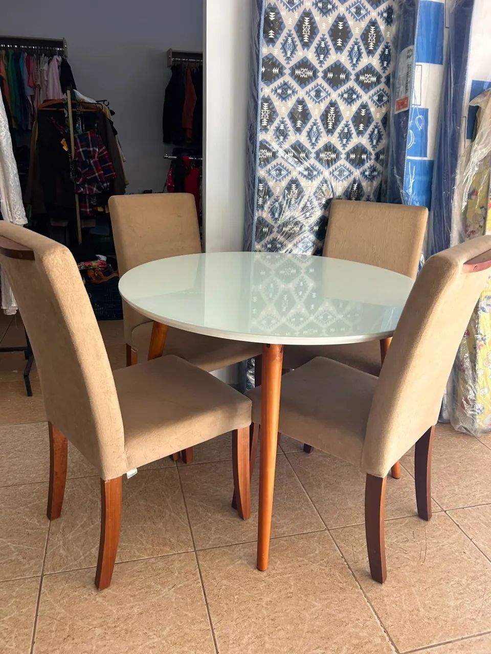 Mesa com 4 cadeiras, tampo de vidro