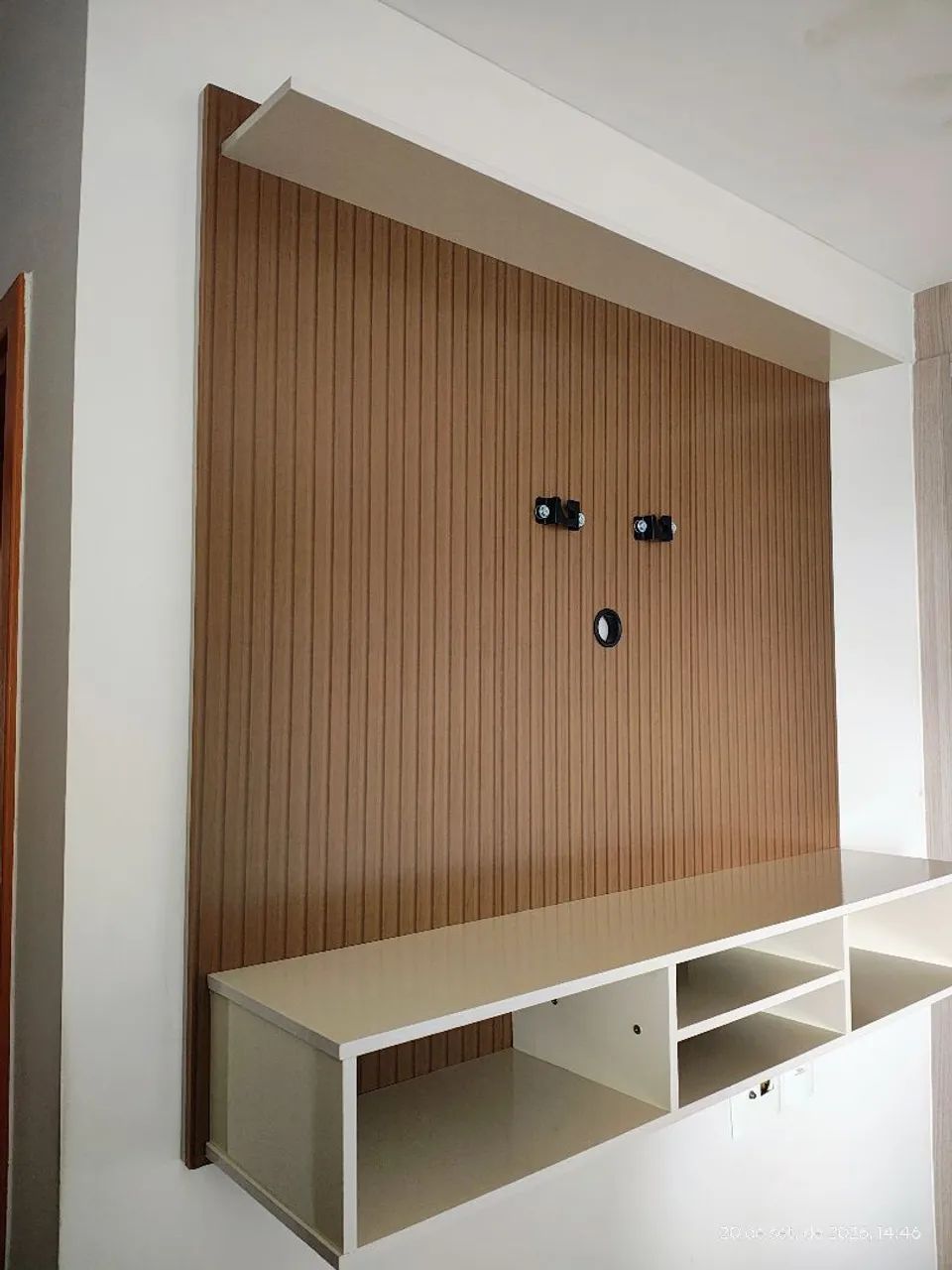 Painel Estante Para Tv Até 50 Polegadas Prateleira E Nicho Cor Ripado/off White - Foto 4