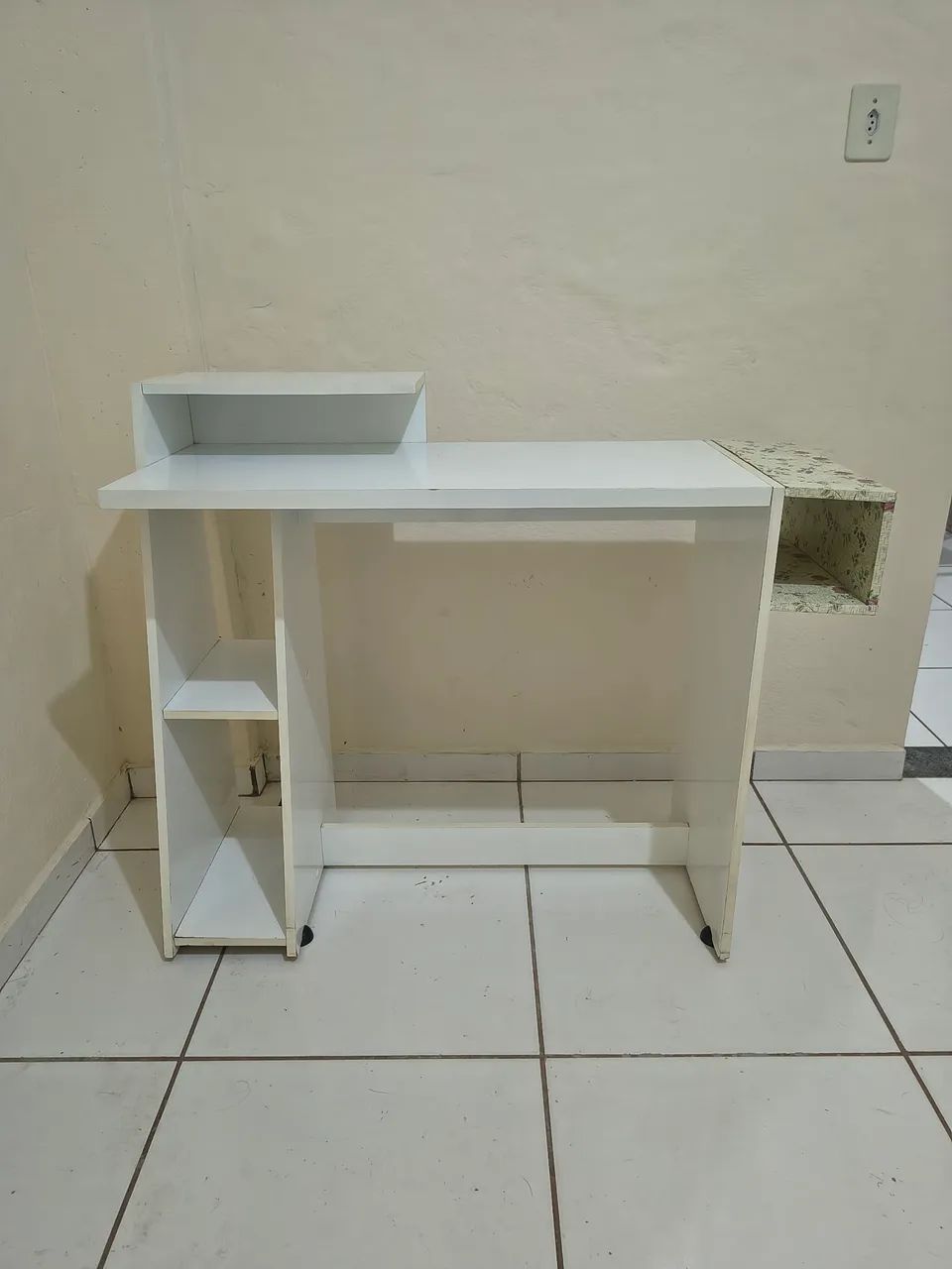 Escrivaninha branca seminova - Foto 2