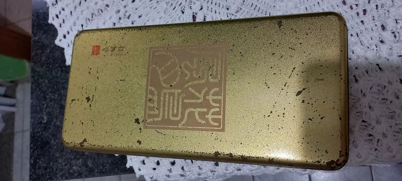 Lata Coreana dourada  