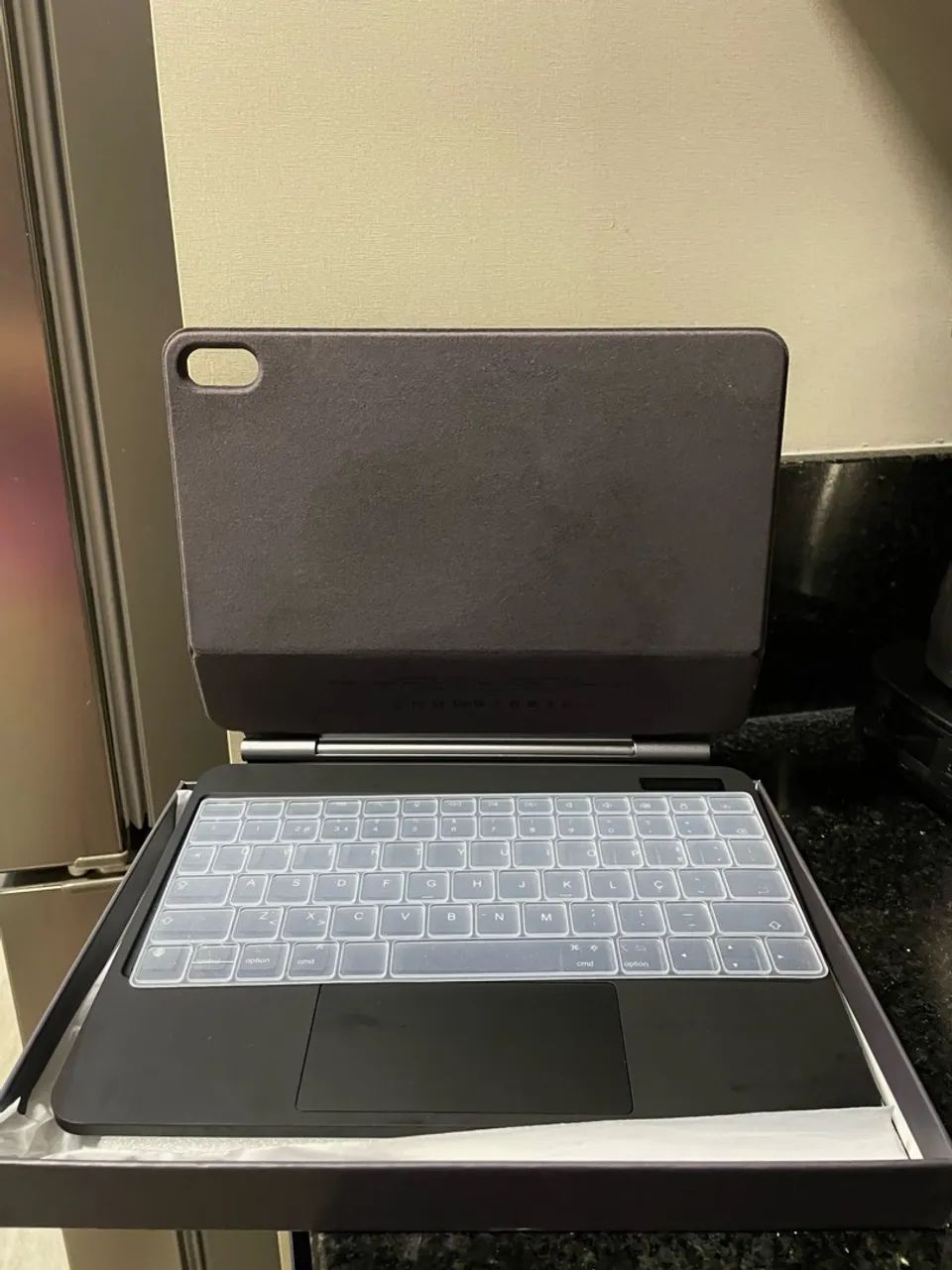 Capa com Teclado Bluetooth Bettdow A1931 -Preta