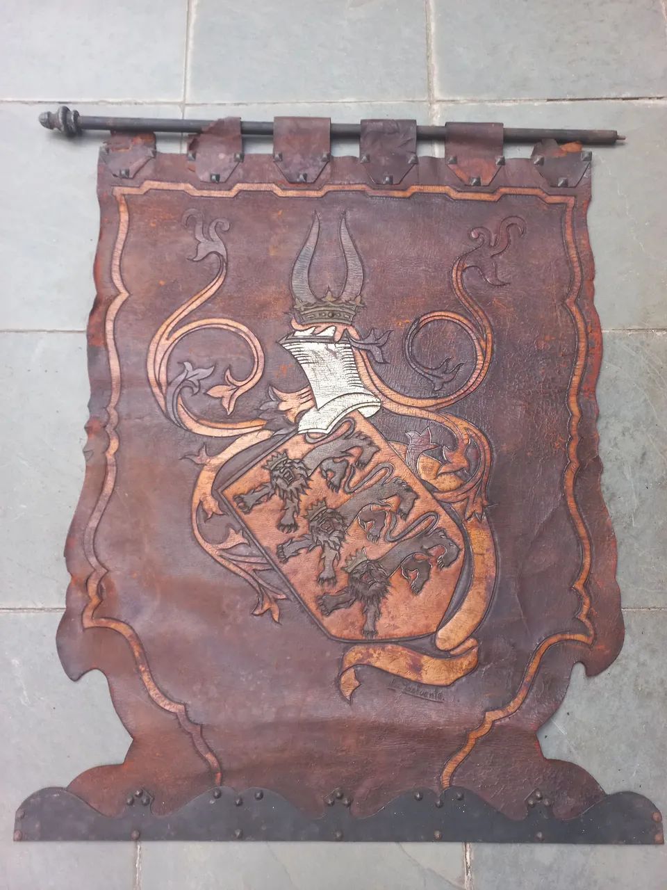 Antigo quadro estandarte estilo Medieval em couro  