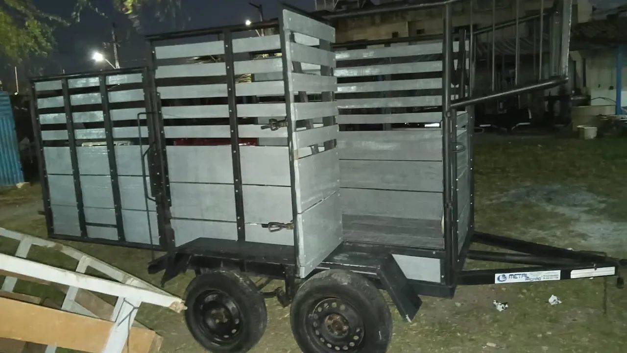 Reboque de dois eixos pra dois cavalos porta lateral  - Foto 4