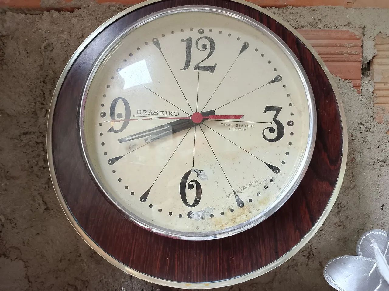 Relógio antigo de parede decoração de uma relíquia (não funciona)