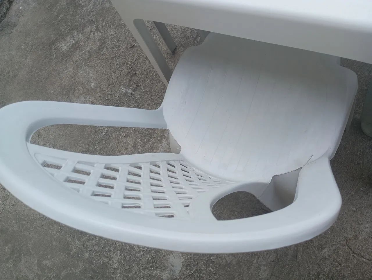 Mesa e  4  cadeiras de plástico  - Foto 4