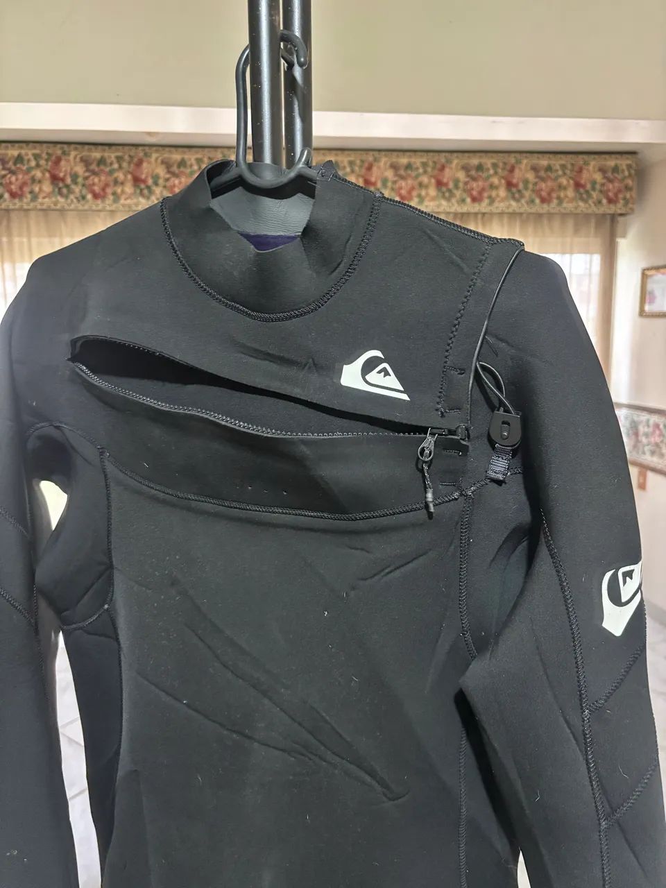 Roupa de borracha Quiksilver preta 