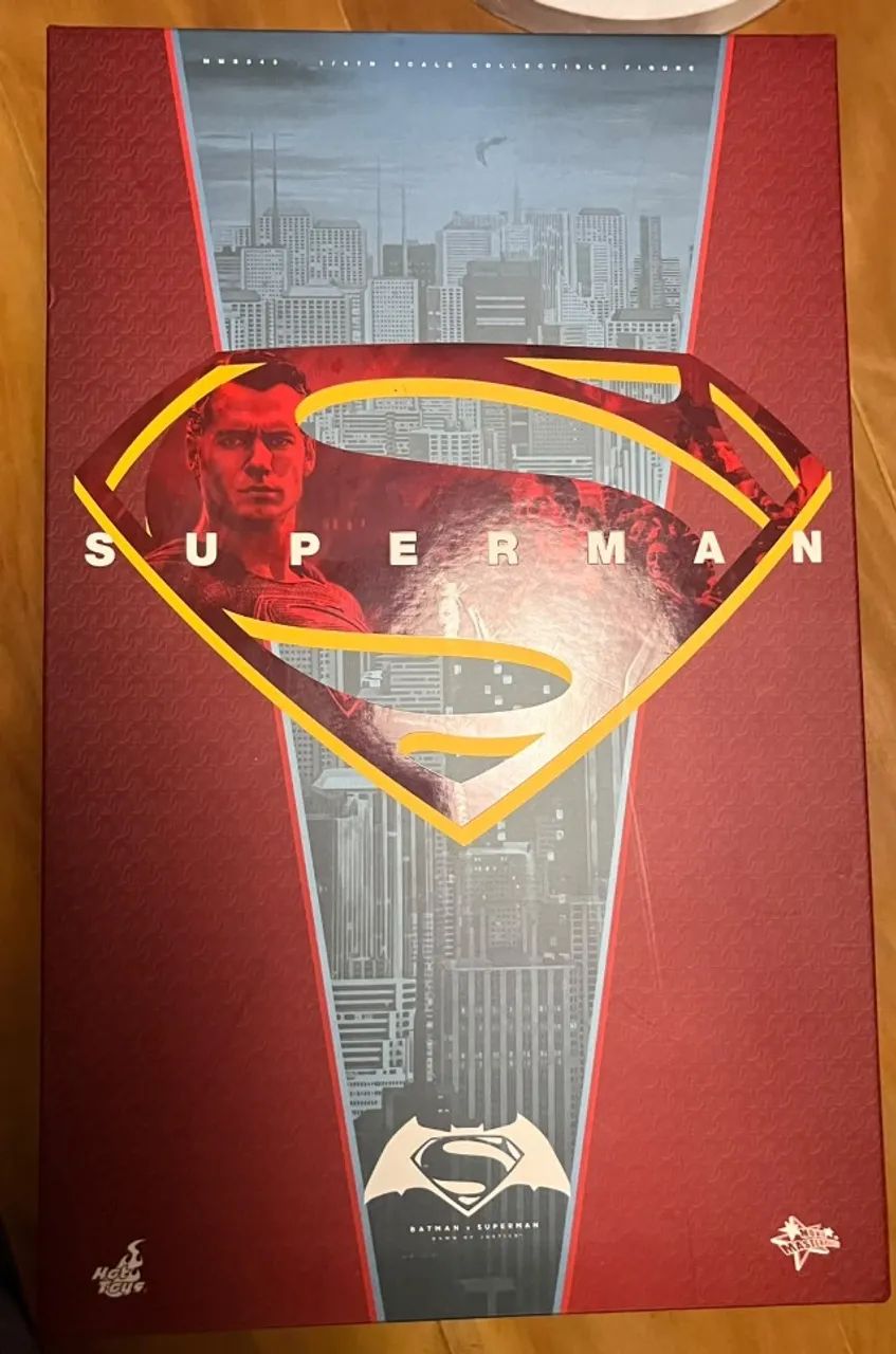 SUPERMAN HOT TOYS - BVS - PEÇA FOI FEITO REPAINT NA ROUPA  - Foto 5