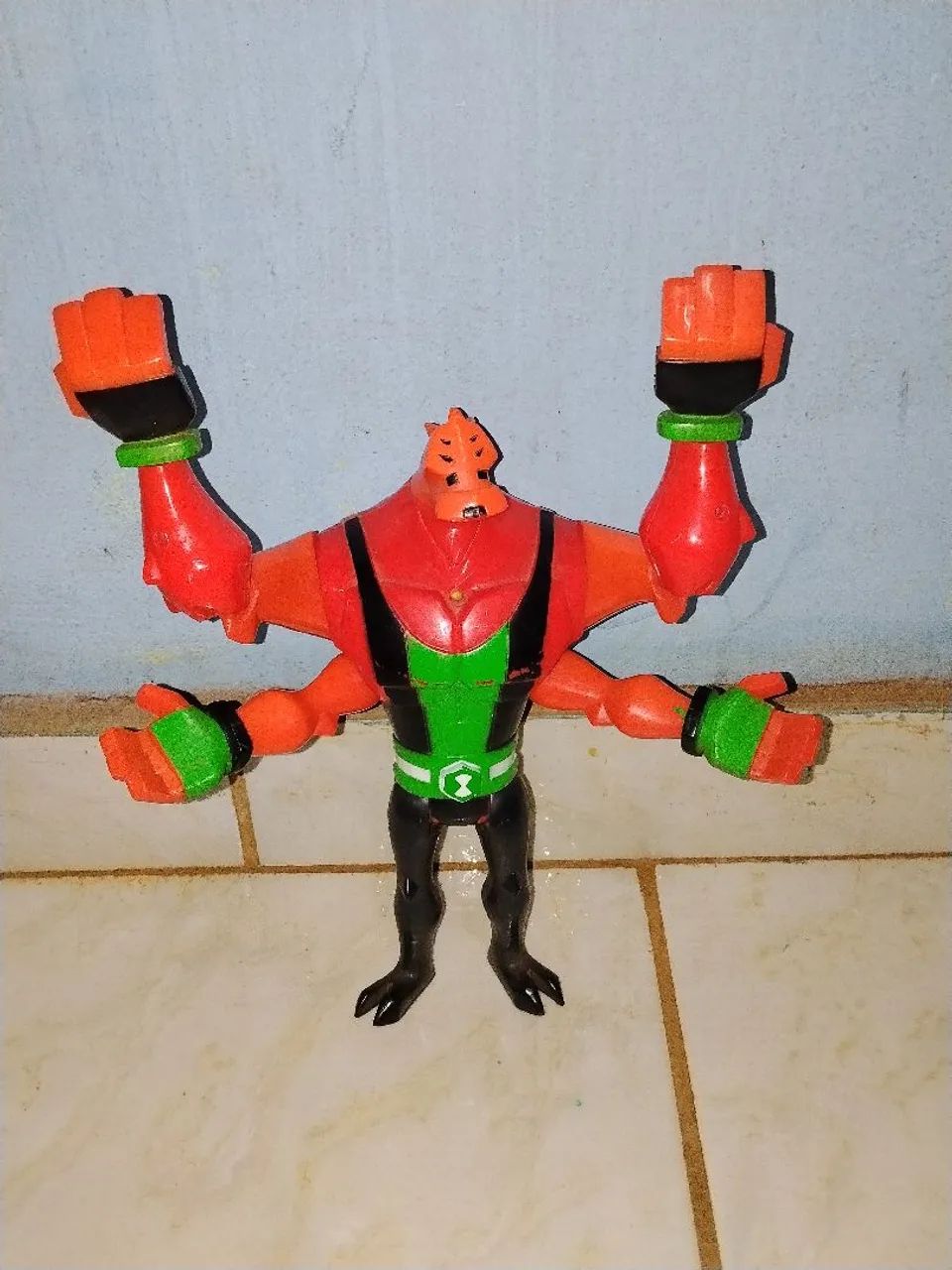 Boneco 4 braços do Ben 10 grande 