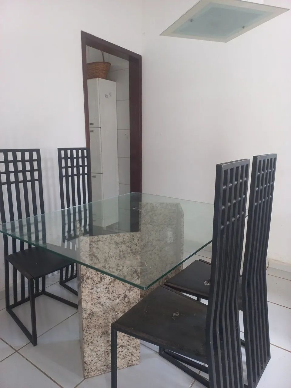 LindaMesa de jantar com base em granito e tampo de vidro espesso e 4 cadeiras modernas  - Foto 2