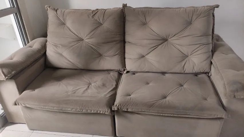 Sofá Retrátil (Sofá Cama) de Veludo cor Marrom Super Conservado - Foto 2