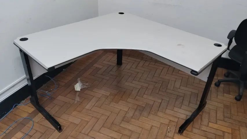 Mesa em L sem gaveteiro - Usada