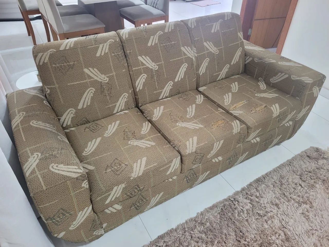 Sofá 3 lugares com duas almofadas e dois pufs65570193794306121
