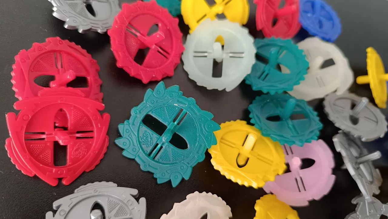Mini Beyblades - 29 Piões montáveis - Brinde Álbum Beyblade  - Foto 3