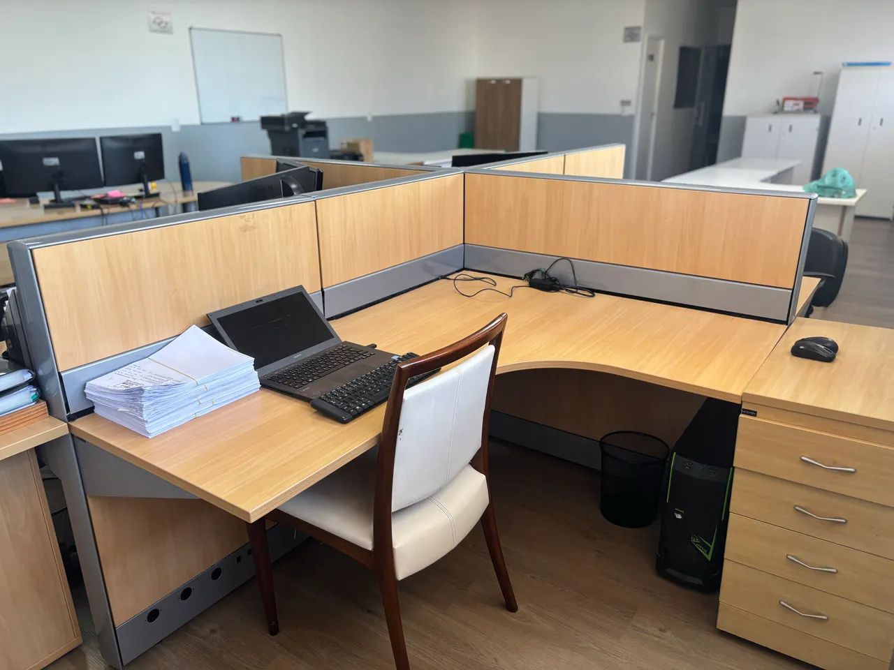Mesa para escritório com baías - Foto 2