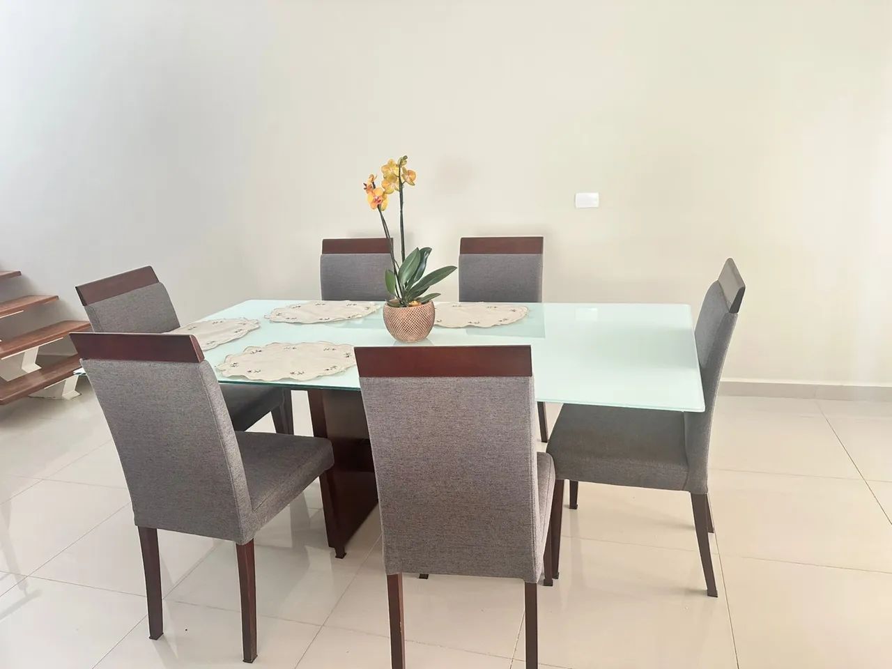 Mesa de jantar com 6 cadeiras 