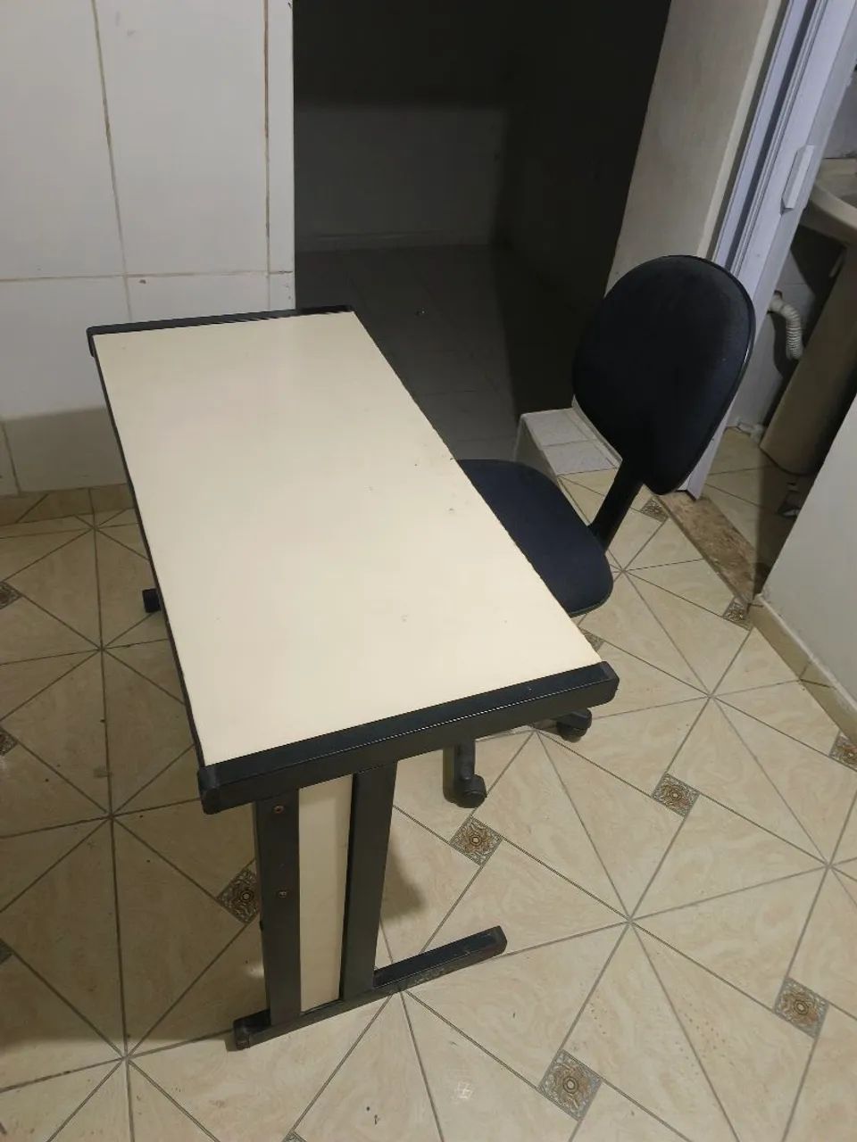 Mesa e cadeira usada