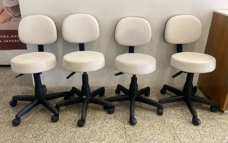 4 Cadeira mochos de couro branco giratória - Foto 2