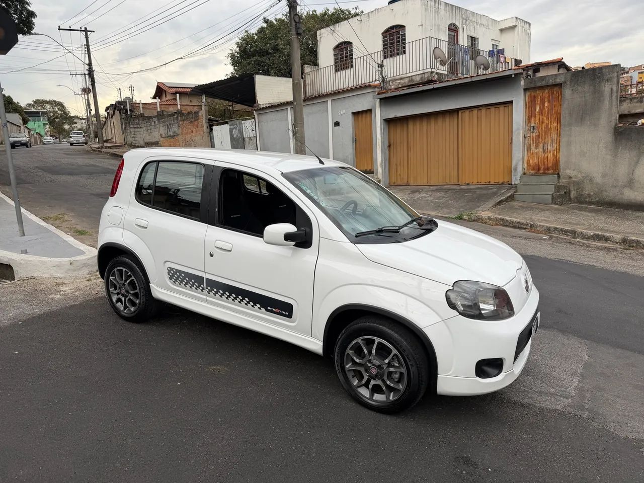 Fiat Uno Sporting 1.4 EVO Fire Flex 8V 4P 2013