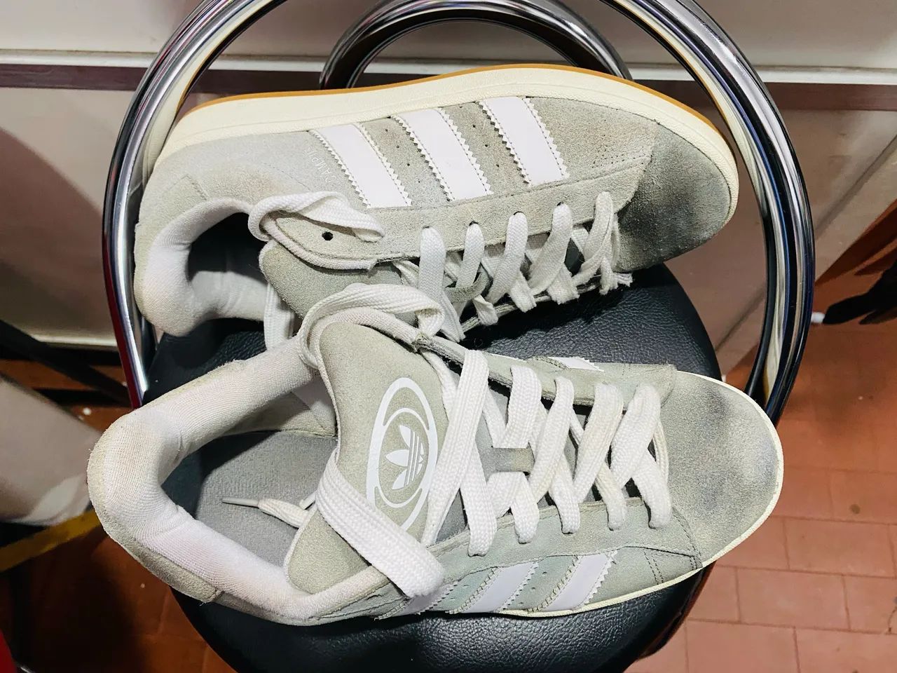 Tênis Adidas Campis Cinza e Branco - Foto 3