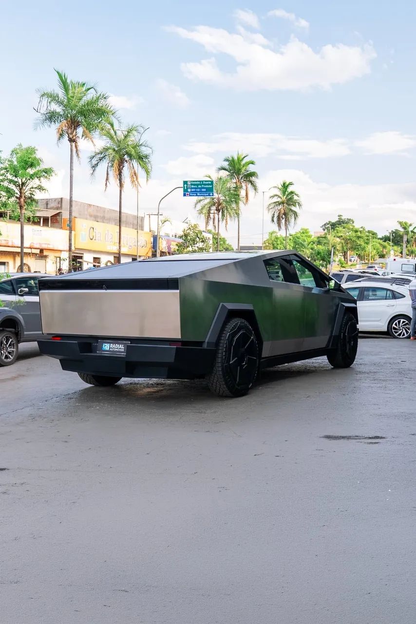 Tesla Cybertruck Foundation, foto 15 de 17
