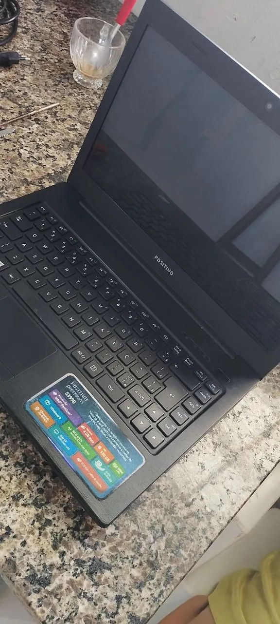 Vende-se notebook com defeito