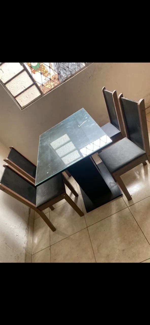Vendo mesa de 4 cadeira vidro 