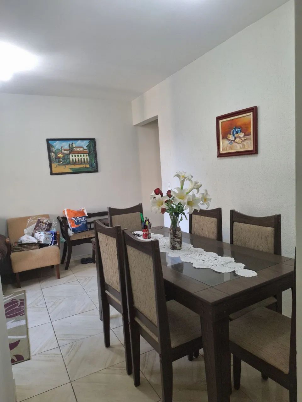 Vendo mesa de jantar com 6 cadeiras estofadas