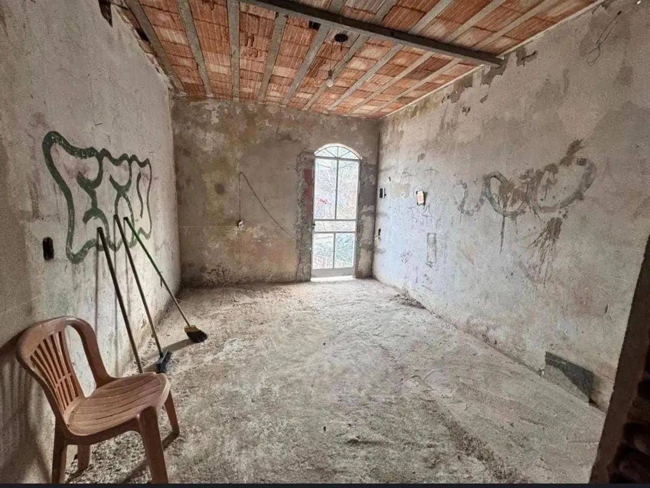 Casa inacabada com laje e piso grosso. - Foto 3