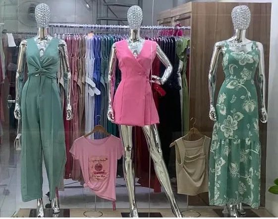 Manequins araras e cabides 
