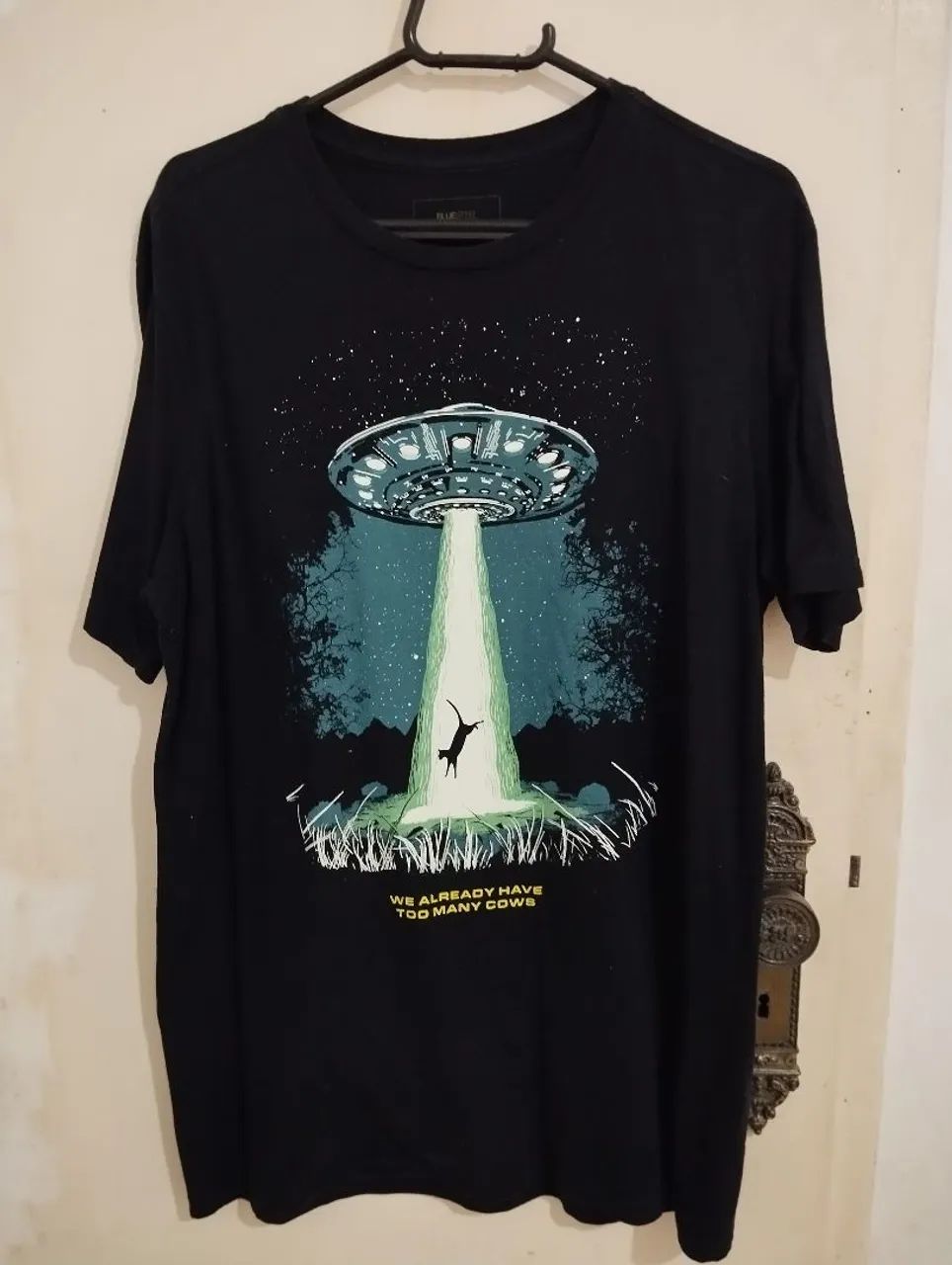 Camiseta disco voador abduzindo gato bluesteel M