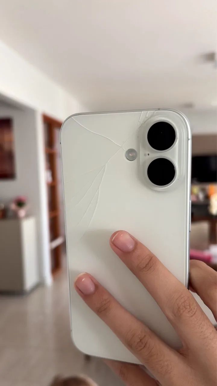 Vende-se ou troco com volta iPhone 16 branco!