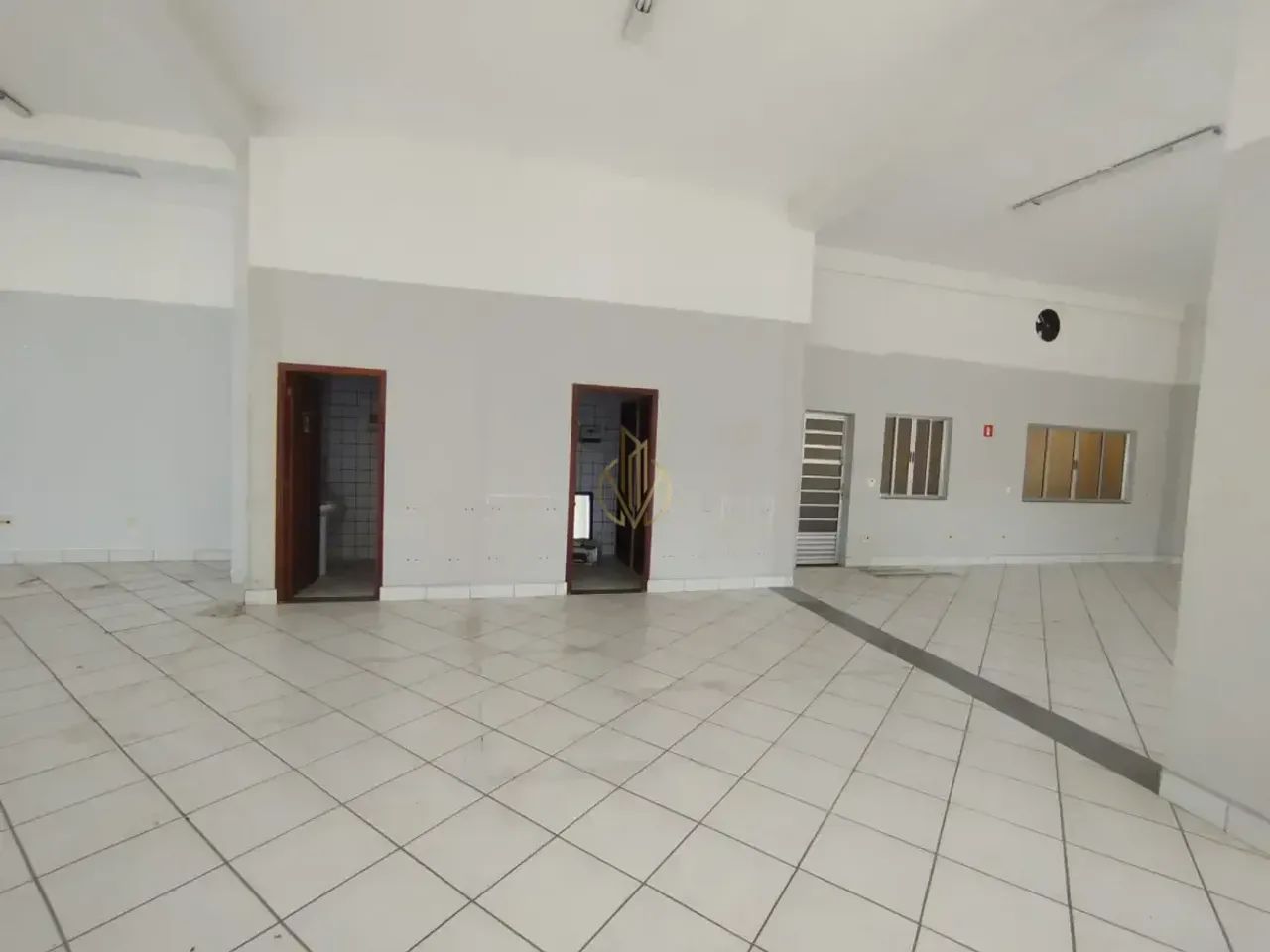 Loja comercial espaçosa 321m² com 2 banheiros na Avenida dos Trabalhadores, Mogi Guaçu - Foto 3