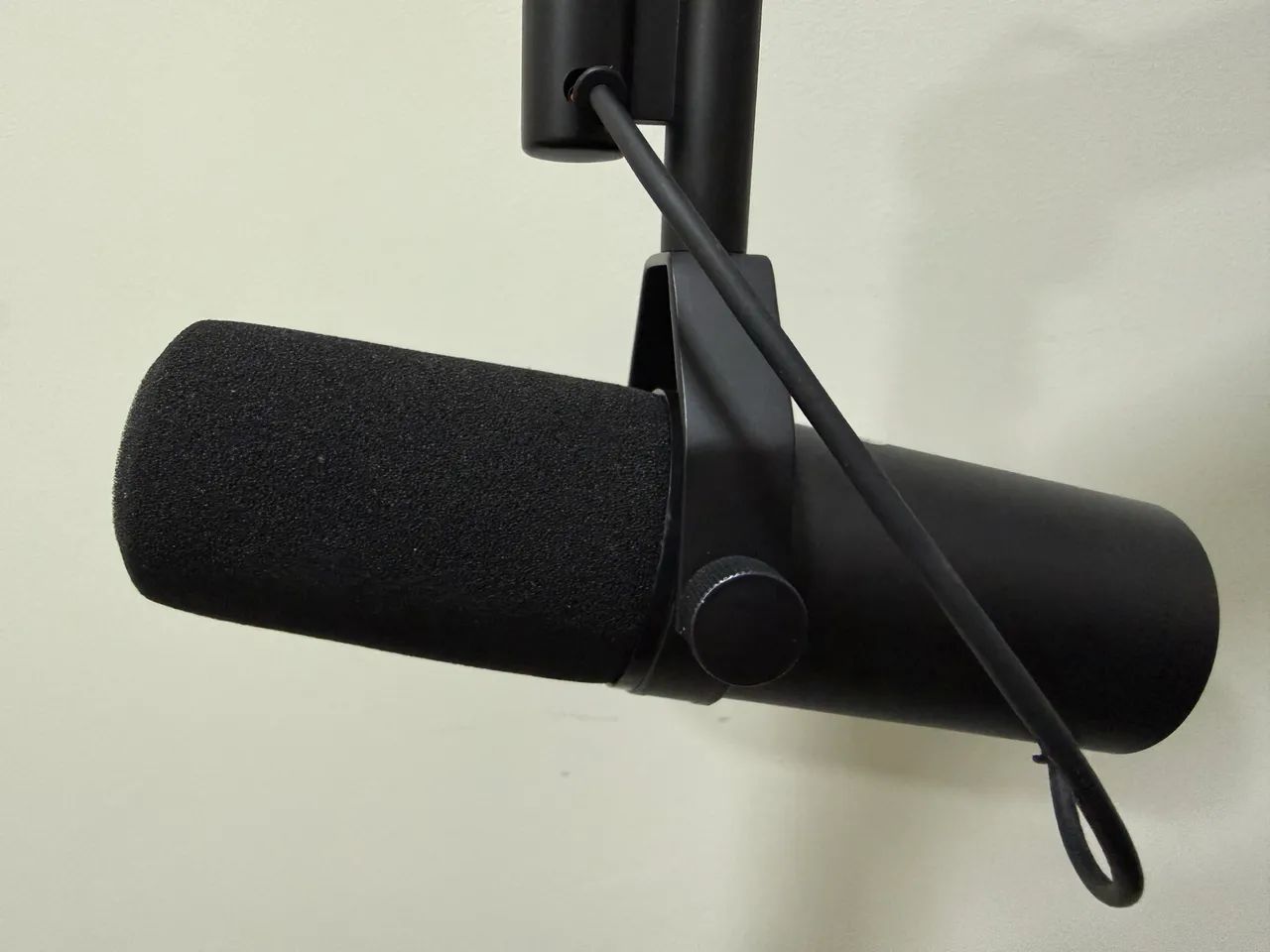 Sm7b + cabo xlr seizi, mic com som muito bom  - Foto 2