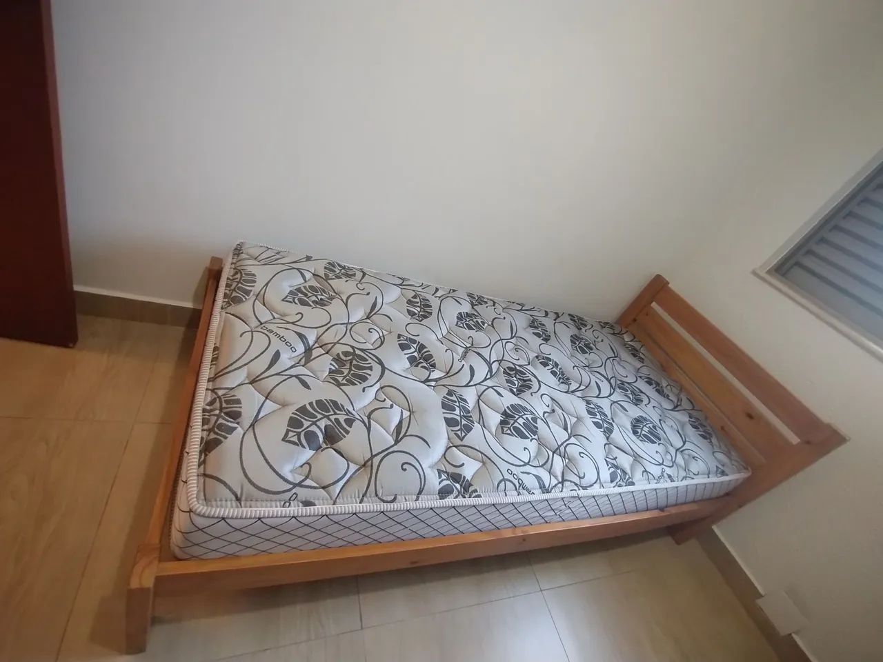 Cama de madeira - solteiro com colchão - Foto 3