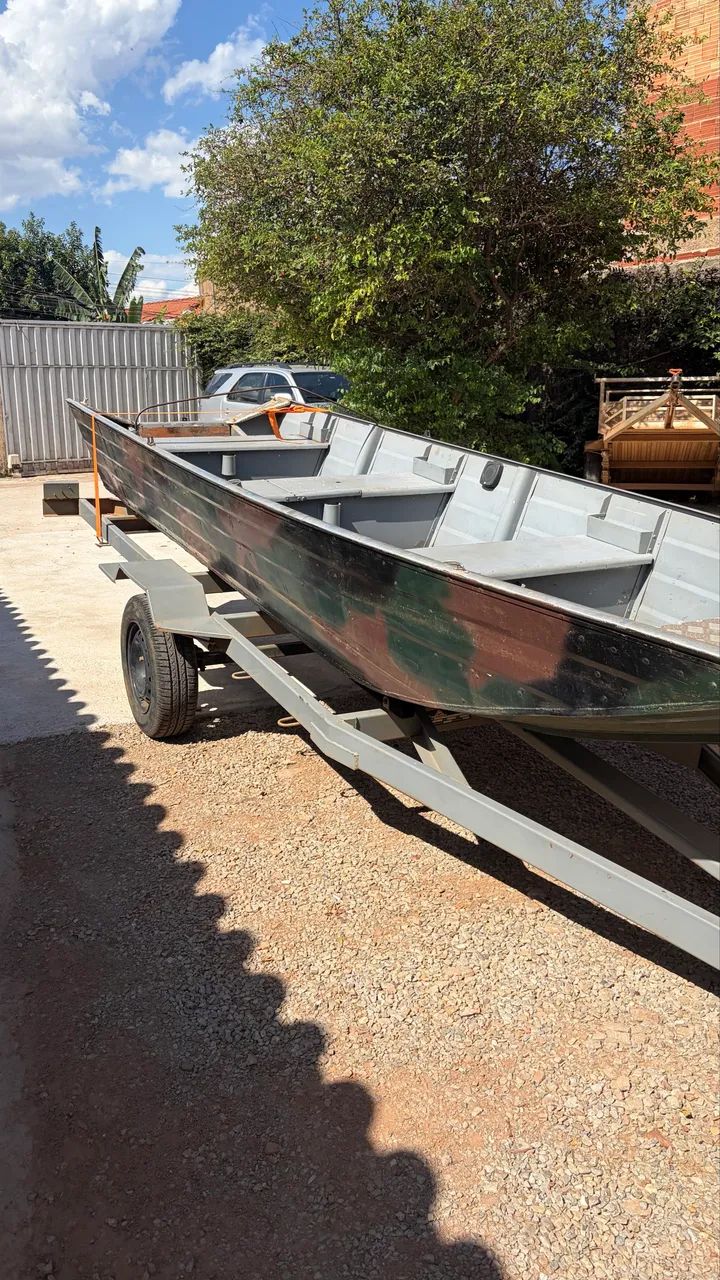 Vendo conjunto de barco 5m e carretinha emplacada - Foto 3