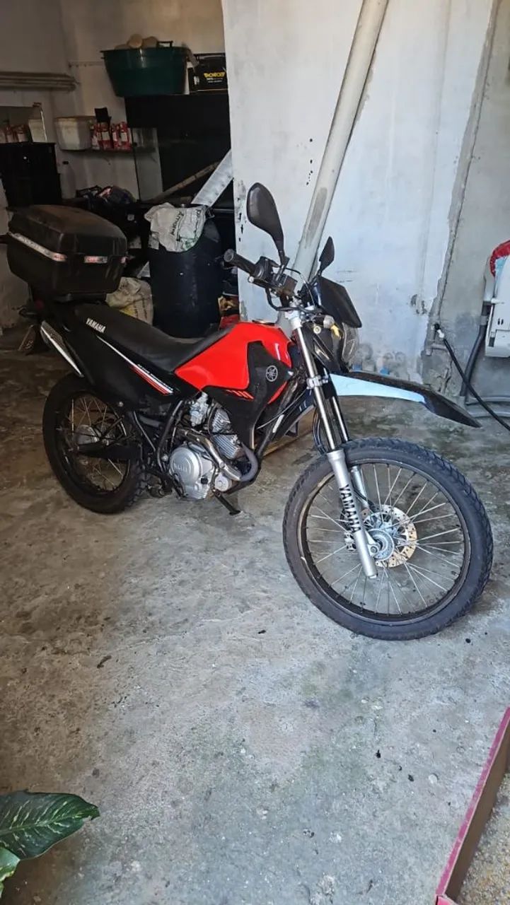 XTZ 125 com partida e freio a disco.
