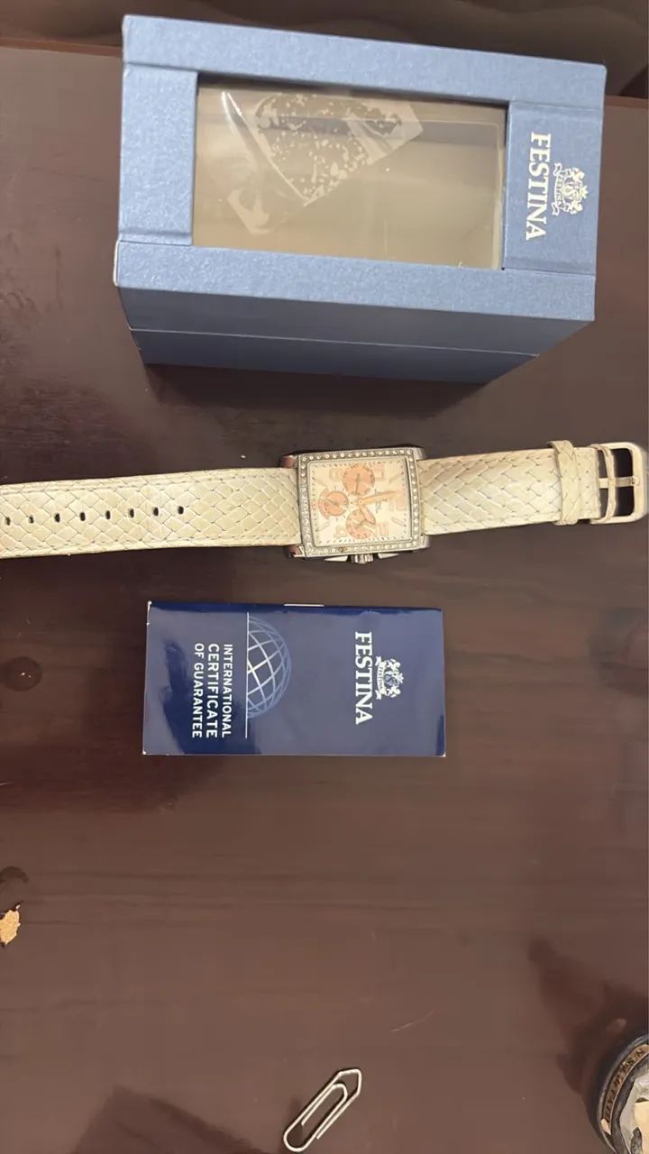 relógio Festina feminino com caixa quadrada de aço e cristais, e pulseira de couro branco - Foto 4