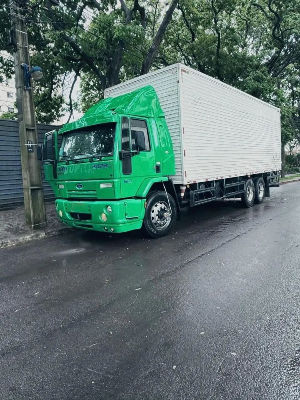 Ford Cargo 2428E Baú - Foto 4
