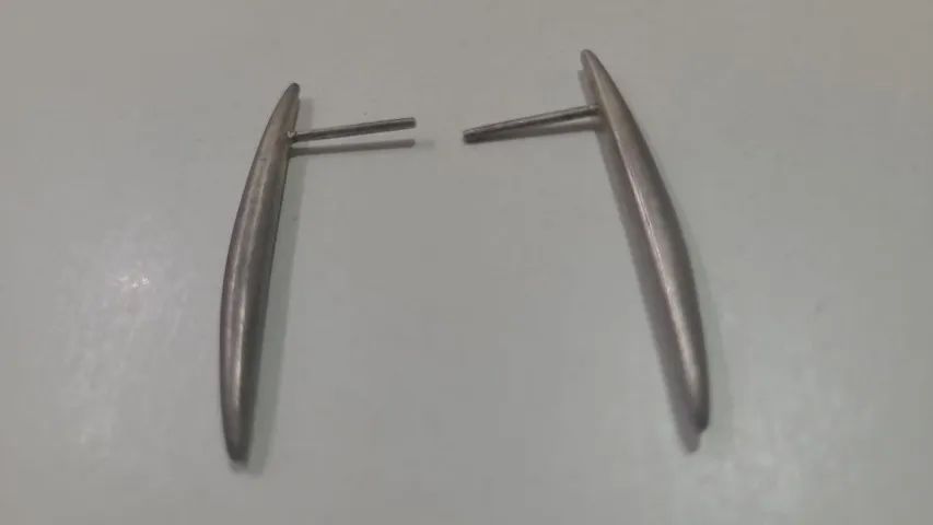 brinco palito curvo em prata - Foto 2