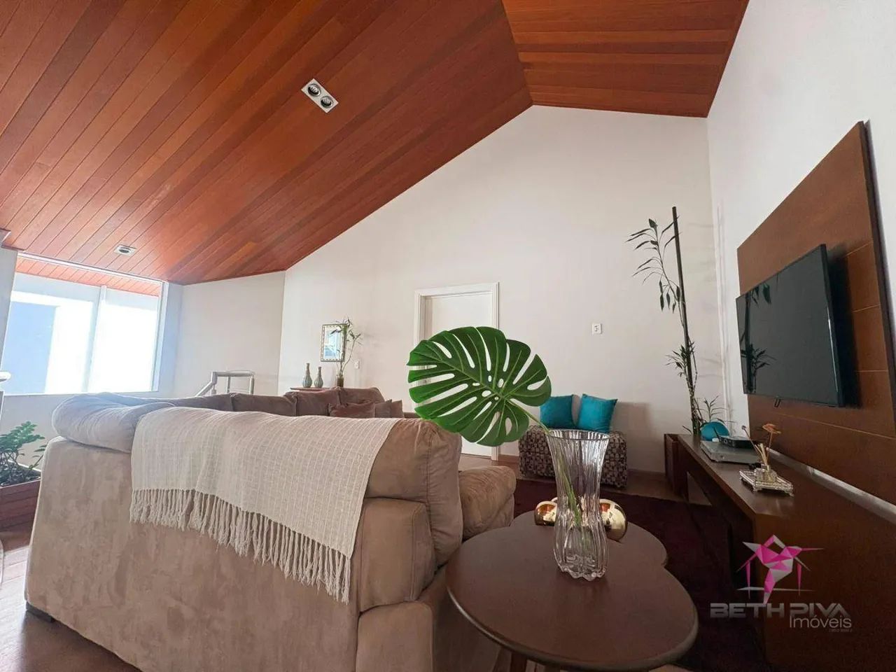Casa em Condomínio com 4 Dormitórios, Piscina, Escritório e Teto de Madeira - Foto 2