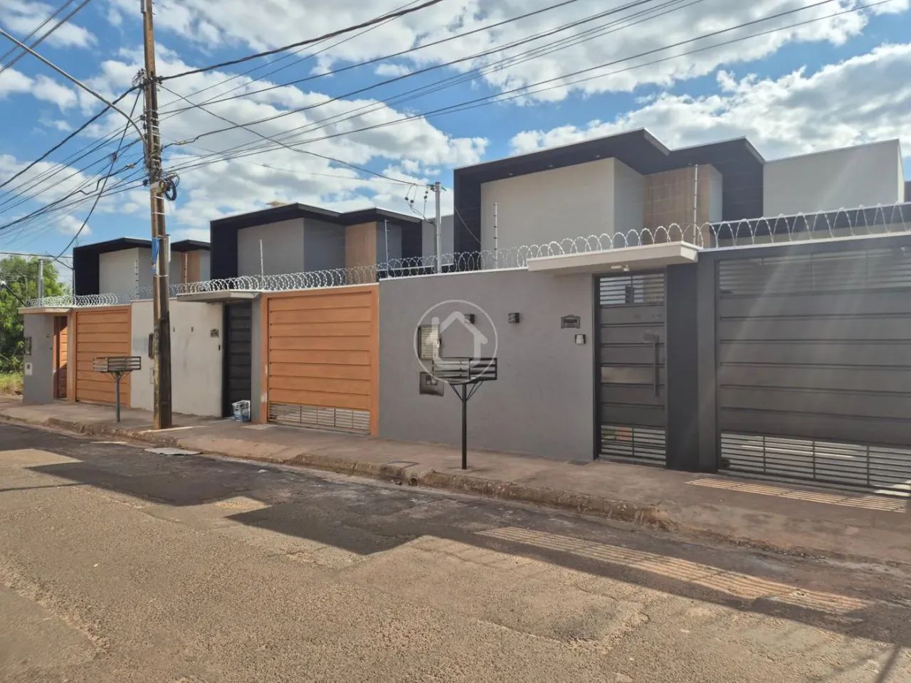 CASA COM 3 DORMITORIOS NO SIRIO LIBANES