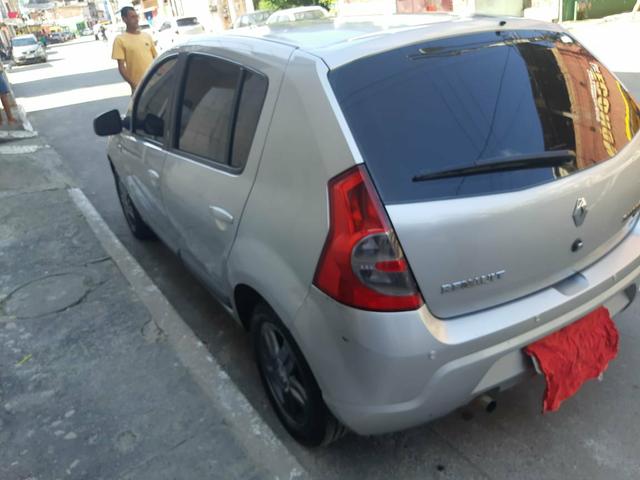 Vendo Sandero todo bom já com som potente tem conversar no valor - Foto 3