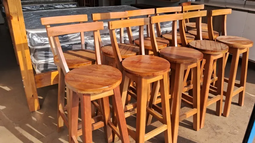 banqueta de madeira maciça reforçada