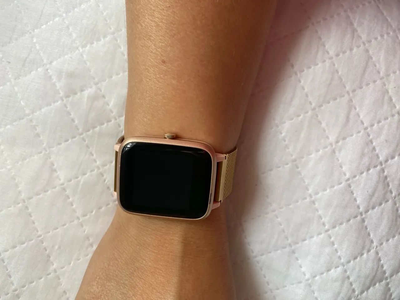 Smartwatch dourado com pulseira de metal - Foto 2