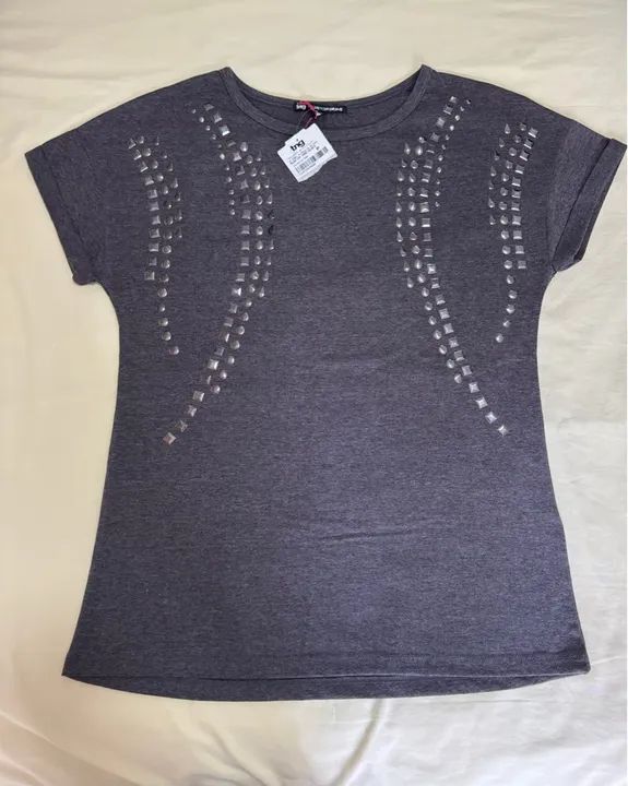 Camiseta Cinza com Detalhes em Prata TNG nova 
