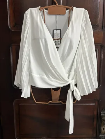 Blusa Off White, tamanho 40, da marca TVZ.