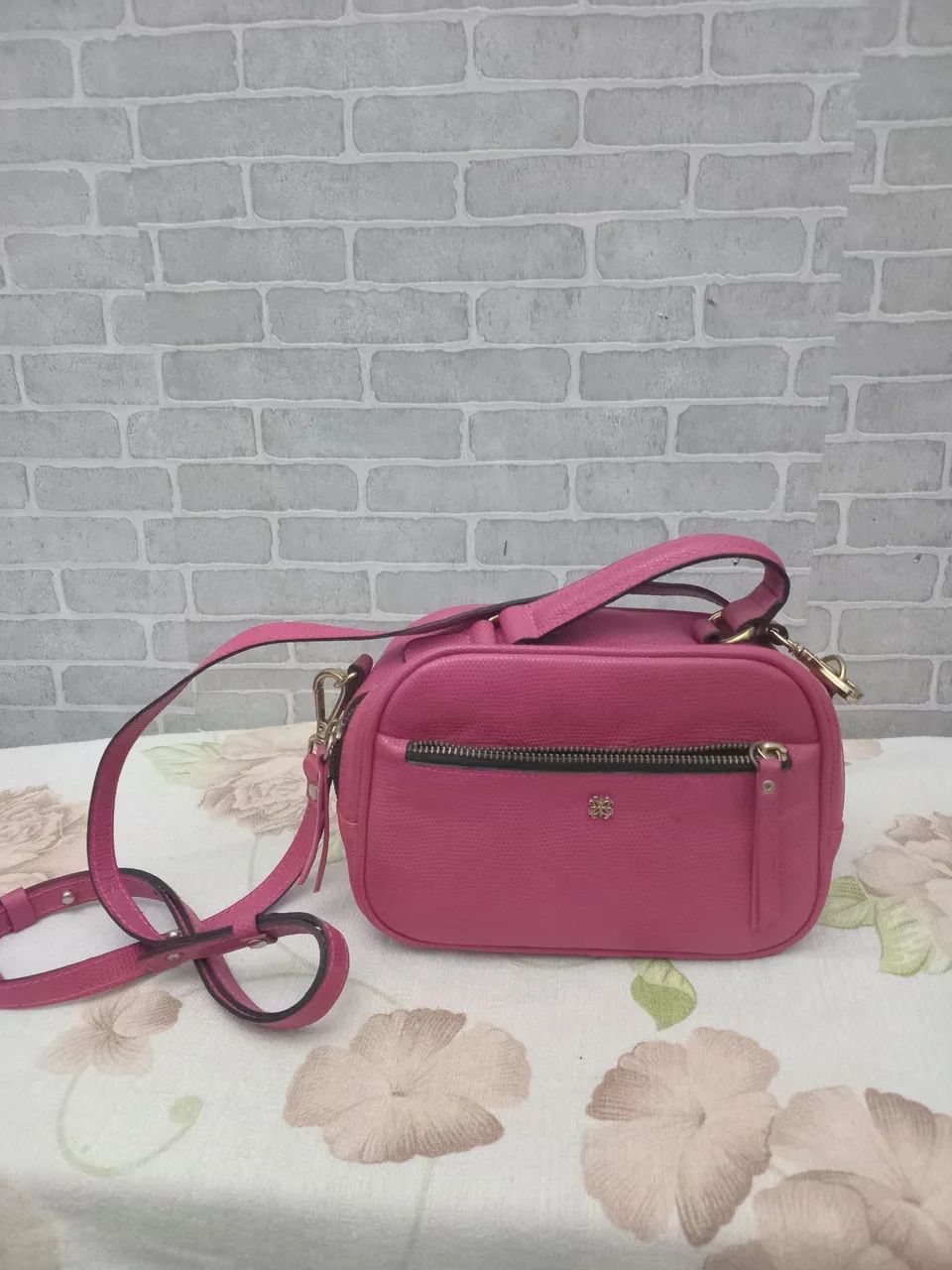 Bolsa Rosa de Ombro com Detalhes Dourados - Foto 2