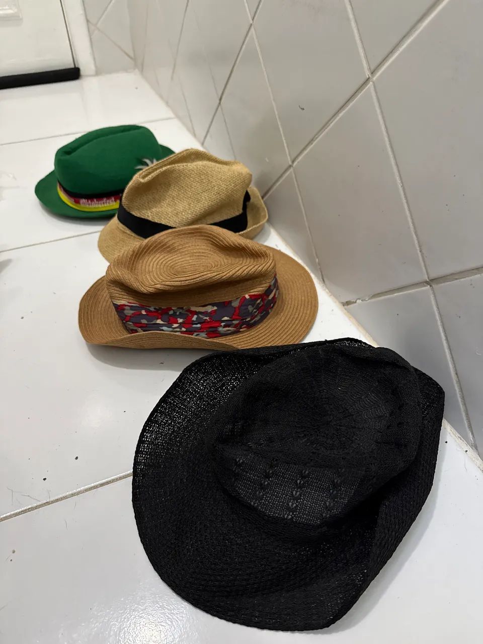 Chapeis vários 
